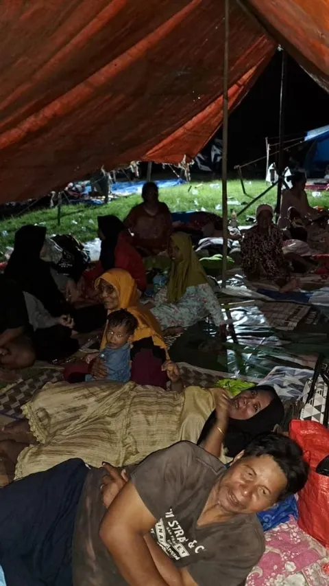 Pengungsi Gempa Bawean Mulai Terserang Penyakit