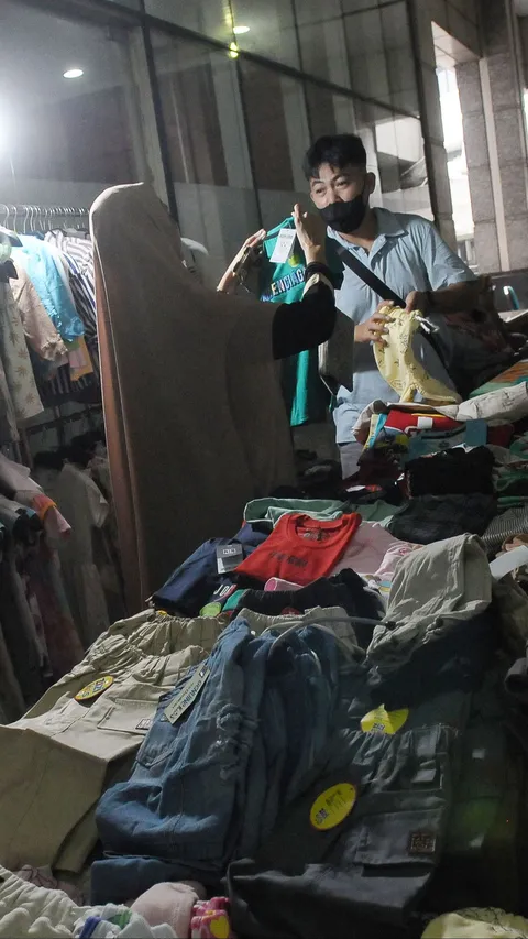 FOTO: Berburu Baju Lebaran di Bazar Ramadan Baznas