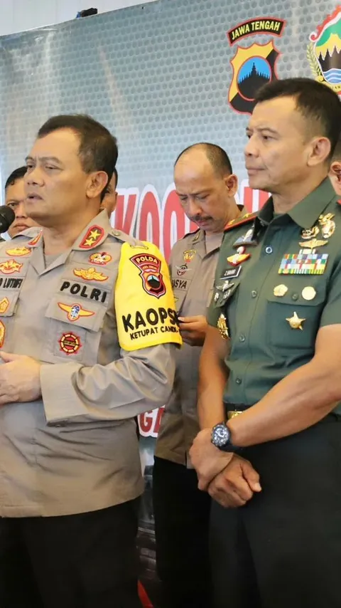 Kompaknya Jenderal Non Akpol Tugas Bareng Adiknya Mayjen TNI, Ada Momen HP Sang Kakak Diintip