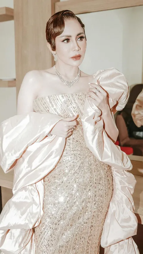 Potret Cantik Momo Geisha dalam Balutan Gaun Warna Nude, Penampilannya Disebut Bak Marilyn Monroe