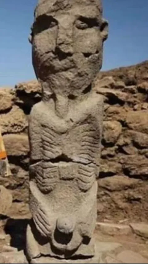 Arkeolog Temukan Patung Pria Raksasa dengan Pose Tak Senonoh, Diduga Dibuat 11.000 Tahun Lalu