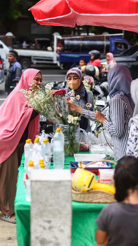 FOTO: Berkah Ramadan, Pedagang Bunga Tabur Musiman Raup Rupiah dari Peziarah