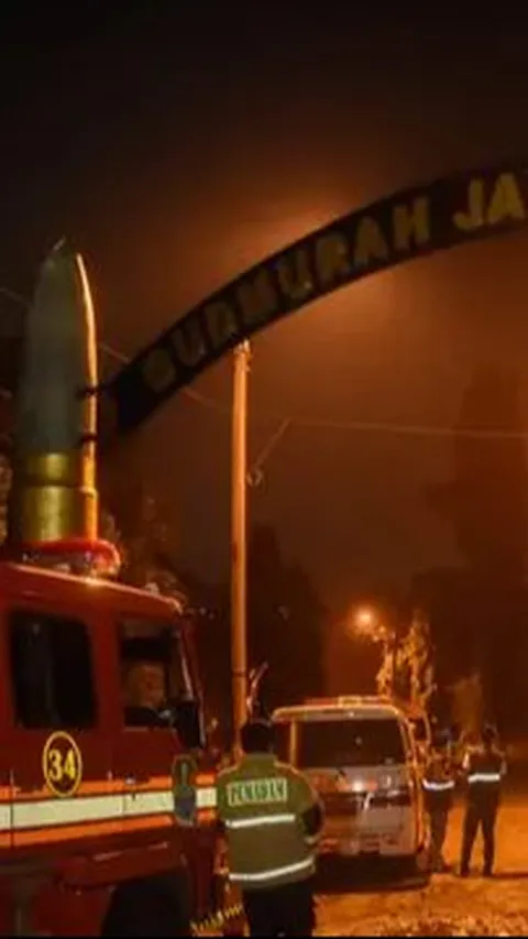 Polisi Bantu TNI Patroli di Sekitar Gudang Peluru Kodam Jaya yang Meledak