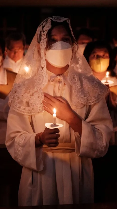 FOTO: Misa Malam Paskah di Gereja Santo Kristoforus Jakarta Berlangsung Khidmat