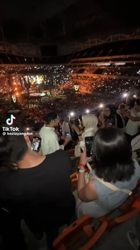 Momen Pria Lamar Kekasih di Konser Ed Sheeran Ini Viral, Bikin Iri