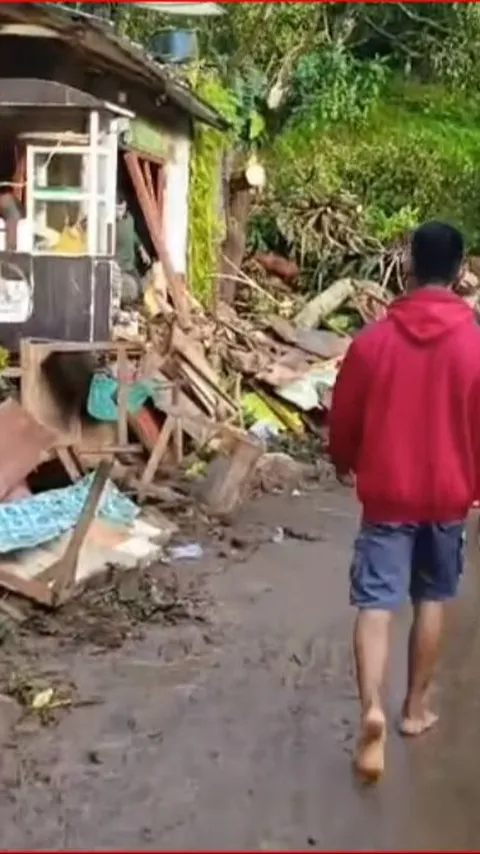 Potret Hujan Deras Guyur Desa Sidomulo Pekalongan Sepanjang Hari, Sebabkan Banjir hingga Tanah Longsor