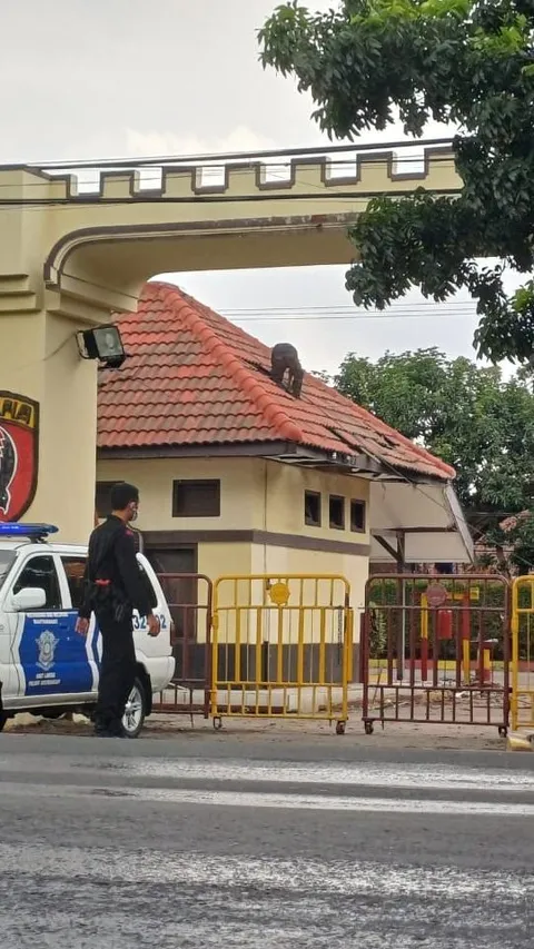 Bom Meledak di Mako Brimob Surabaya, Bangunan Hancur hingga Keluarkan Api