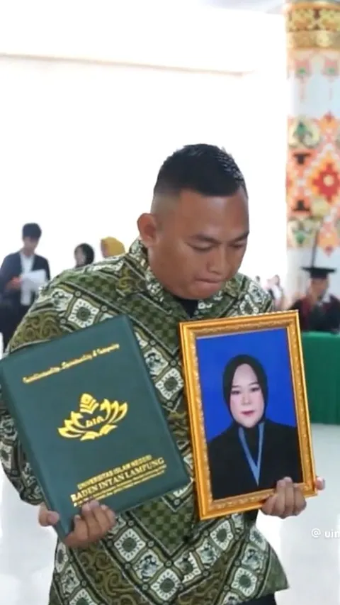 Momen Haru Ayah Gantikan Putrinya Wisuda di UIN Raden Intan Lampung, Sang Anak Berpulang karena Sakit