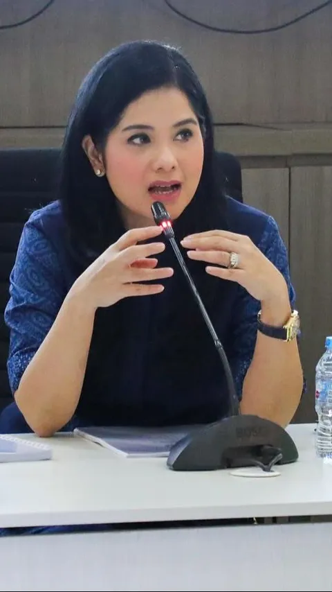 Jadi Istri Menteri, ini Potret Cantik Annisa Pohan Ikut Rapat Perdana Ikatan Istri Karyawan dan Karyawati