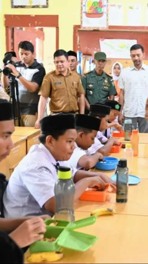 Aceh Besar Simulasi Makan Siang Gratis Bagi Pelajar SMP, Menunya Ayam Goreng hingga Sayur Sop