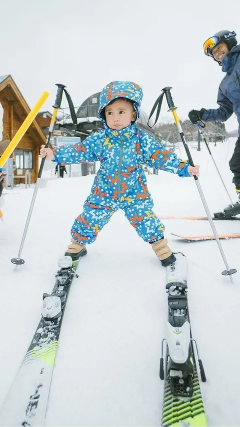 Potret Rayyanza Ngotot Ingin Ikut Main Ski, Netizen 