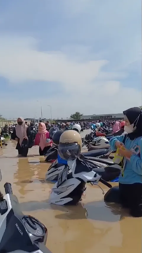 Potret Pabrik Cirebon Timur Terendam Banjir Besar, Seluruh Motor Karyawan Terendam hingga Viral di Media Sosial