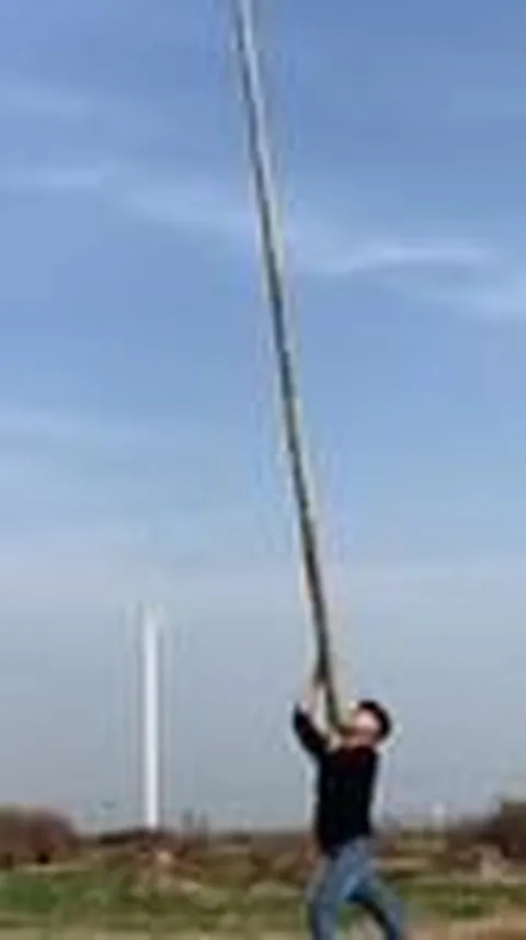 VIDEO Atraksi Akrobatik Menegangkan di Ujung Tiang Bambu