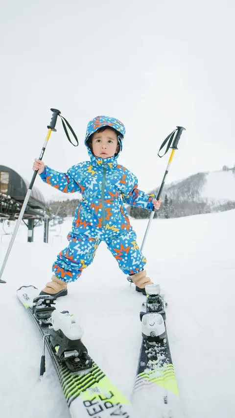 Gemesnya Gak Kuat, Rayyanza Kecil-kecil Sudah Belajar Main Ski