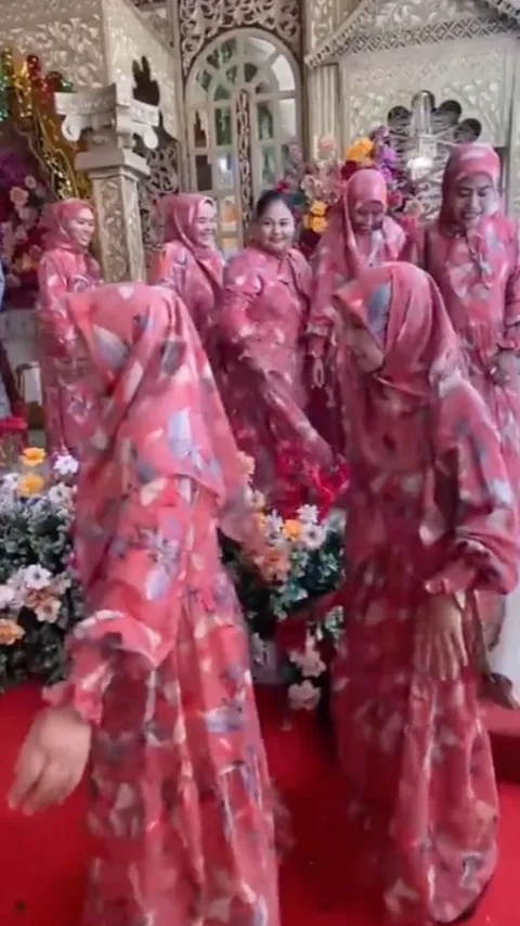 Viral Rombongan Emak-Emak Datang ke Acara Pernikahan, Baju Merah Muda Menyala Curi Perhatian