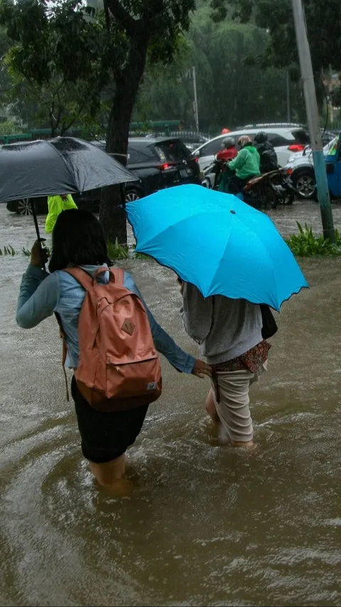 Sungai Meluap, Sembilan Kecamatan di Cirebon Tiga Hari Teredam Banjir