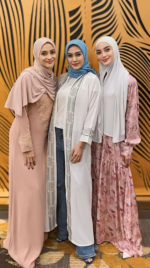 14 Inspirasi Model Fashion Hijab untuk Lebaran, Bikin Kamu Makin Cantik