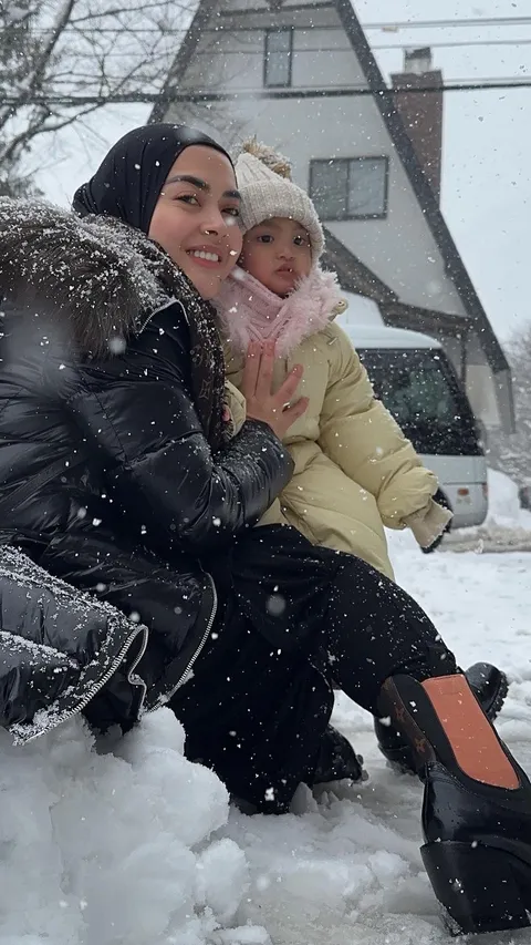 Cute! Foto-foto Terbaru Baby Maryam Anak Aisyahrani Kini Menginjak 1,5 Tahun, Ekspresinya Gemesin Banget saat Asyik Main Salju