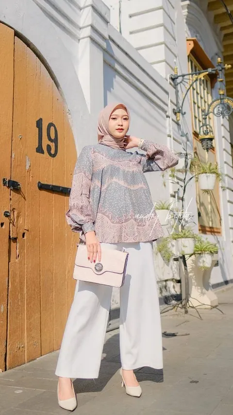 Celana Apa yang Cocok Dipadukan dengan Baju Batik Wanita di Tahun 2024?