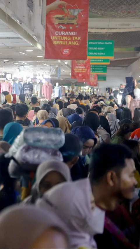 FOTO: Mendekati Hari Raya Idulfitri, Pasar Tanah Abang Diserbu Warga Sampai Mengantre