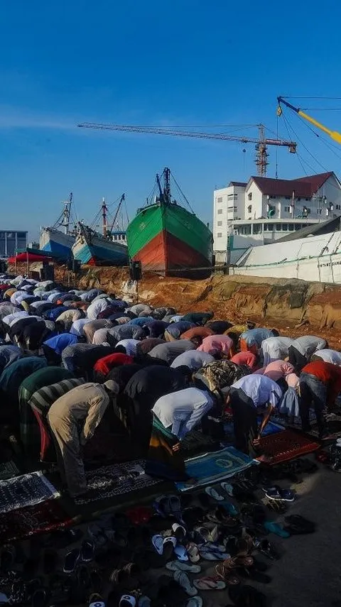 FOTO: Umat Muslim Khidmat Melaksanakan Salat Idulfitri 1445 H di Pelabuhan Sunda Kelapa