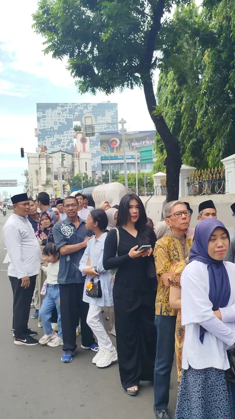 Seorang Wanita Pingsan Saat Antre Open House Jokowi di Istana Negara
