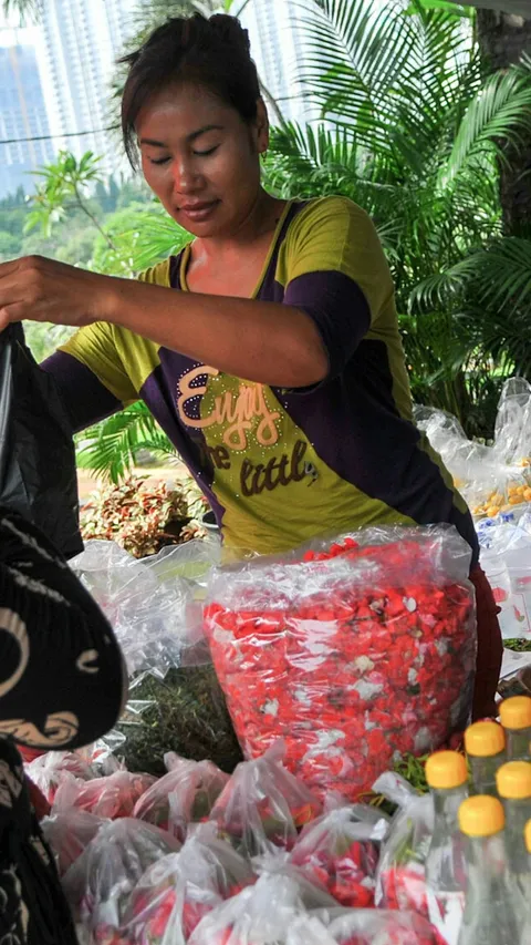 Cerita Pedagang Bunga TPU Pondok Rangon, Penghasilan Naik Dua Kali Lipat saat Lebaran