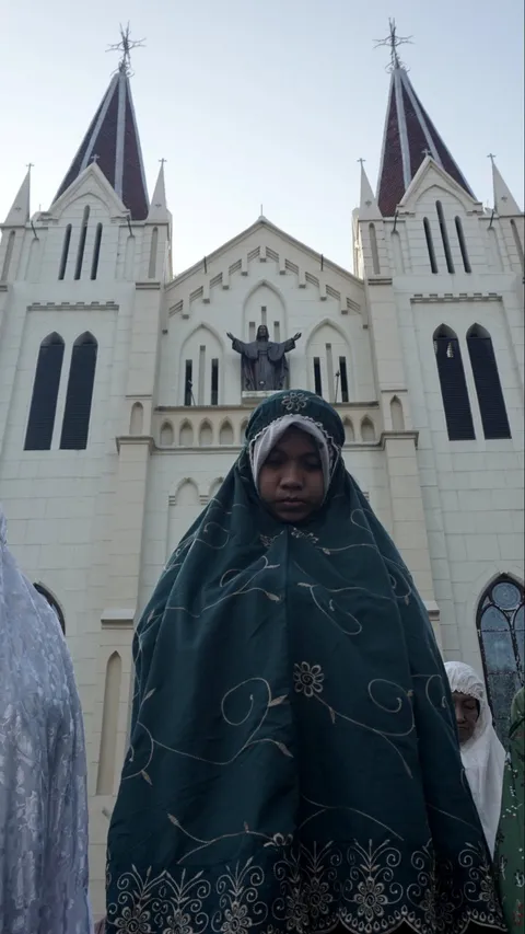 FOTO: Indahnya Toleransi, Gereja Katolik Berbagi Tempat Ibadah untuk Jemaah Salat Idulfitri di Malang