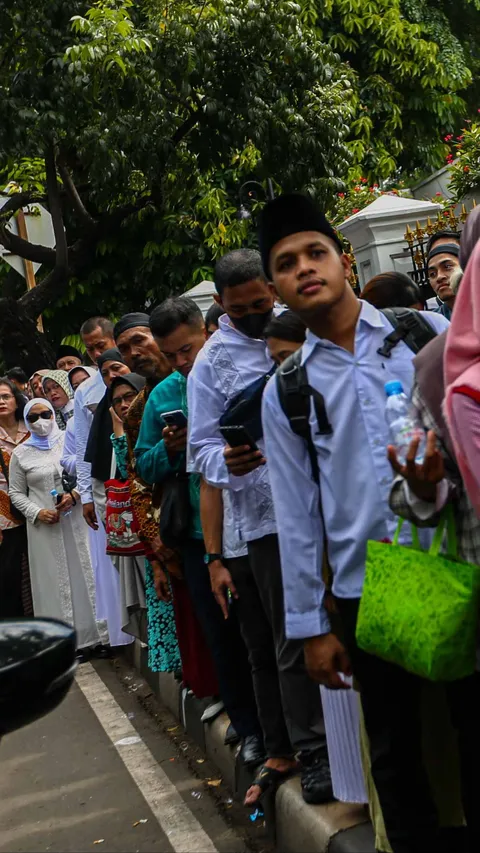 FOTO: Wajah-Wajah Gembira Masyarakat Menghadiri Open House Presiden Jokowi di Istana Negara