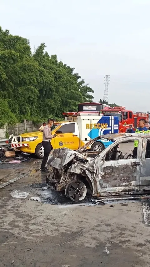 11 Jenazah Korban Kecelakaan di Tol Japek KM 58 Dipindahkan ke RS Polri