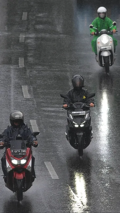 Prakiraan Cuaca: Jakarta Diguyur Hujan Jumat Siang dan Berpotensi Petir pada Sore Hari