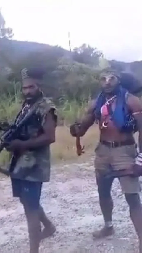 VIDEO: Momen Sadis Danramil TNI Gugur Ditembak OPM Papua saat Kendarai Motor