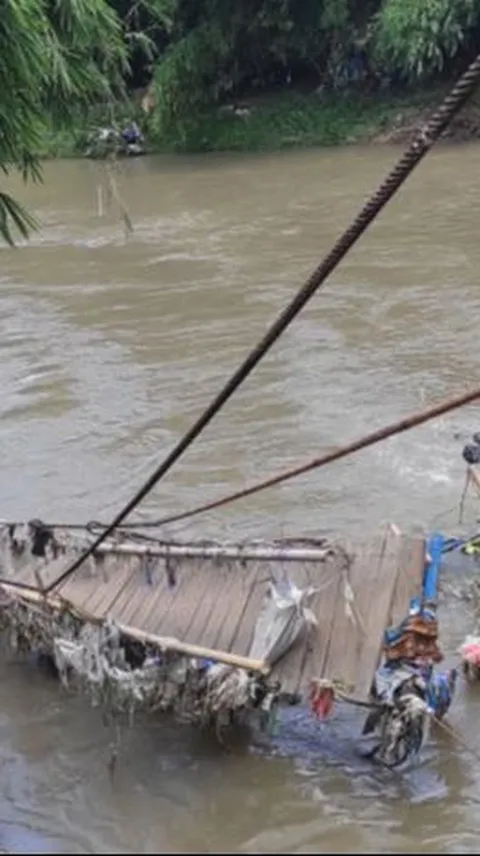 VIDEO: Viral Penampakan Jembatan Gantung Banten Roboh Sebabkan 15 Korban, Kini Warga Harus Melintas Sungai