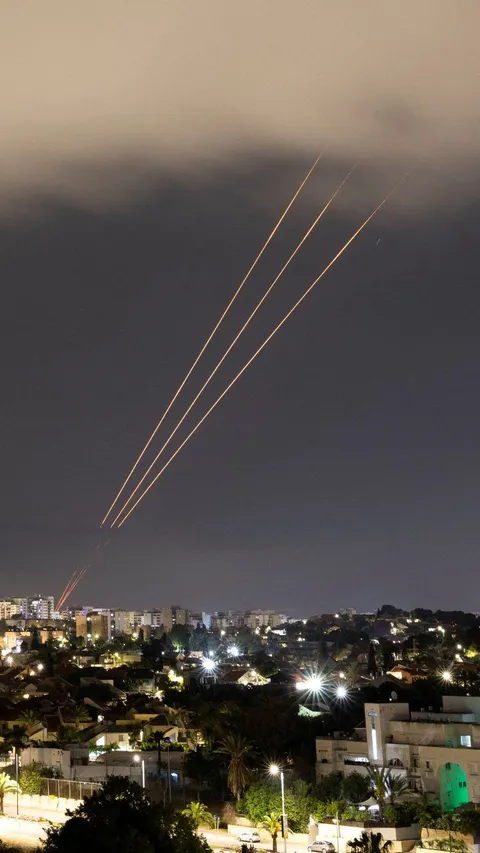 FOTO: Mencekamnya Israel Dihujani Rudal Iran, Sirine Meraung-Raung hingga Iron Dome Sibuk Tangkis Serangan