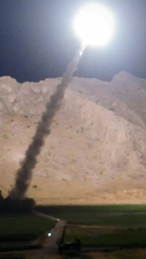 VIDEO Serangan Besar-Besaran Iran ke Israel, Ratusan Rudal dan Drone Diluncurkan, Hantam Pangkalan Militer
