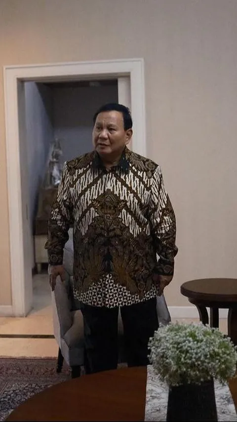VIDEO: Kumpulan Gaya Kocak Prabowo saat Lebaran, Jahil Goda Luhut hingga Nyanyi Lagu PAN ke Zulhas