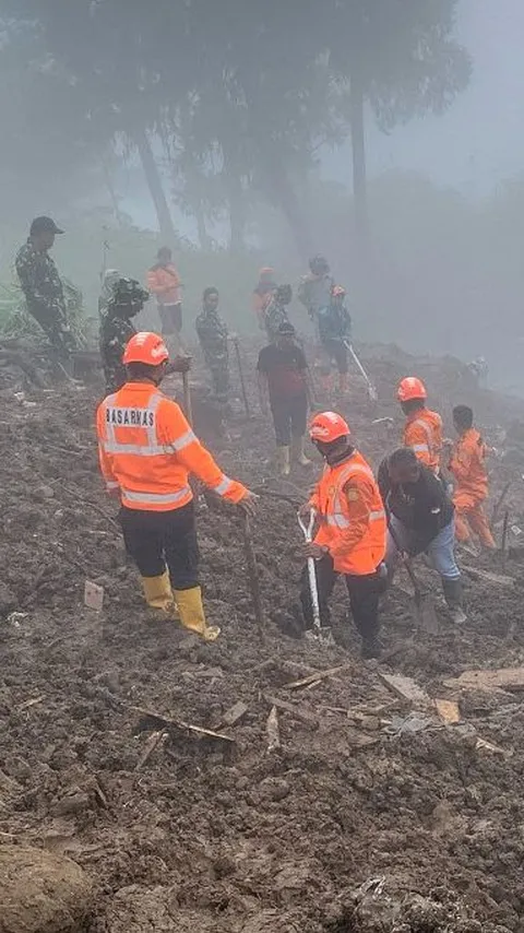 FOTO: Aksi Tim SAR Berjibaku Cari Korban Longsor di Tana Toraja, 18 Orang Ditemukan Tewas