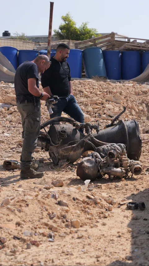 FOTO: Kondisi Serpihan Roket Iran yang Jatuh di Israel