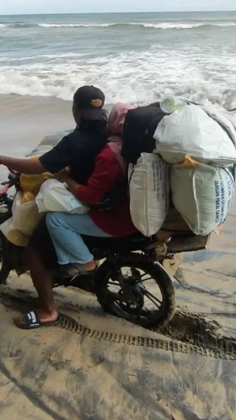 Uji Nyali Warga Desa, Potret Masyarakat Lampung Terpaksa Hadapi Ombak Pantai usai Belanja di Pasar