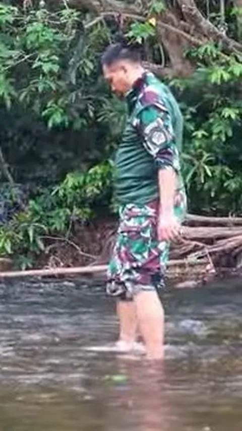 Airnya Jernih, Momen Mayjen Kunto Tergoda Langsung Nyemplung ke Sungai Bareng Prajurit TNI