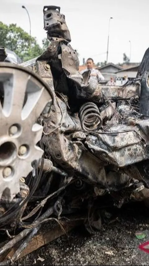 VIDEO: Tangis Keluarga Pecah saat Terima 12 Jenazah Korban Kecelakaan KM 58 Tol Cikampek