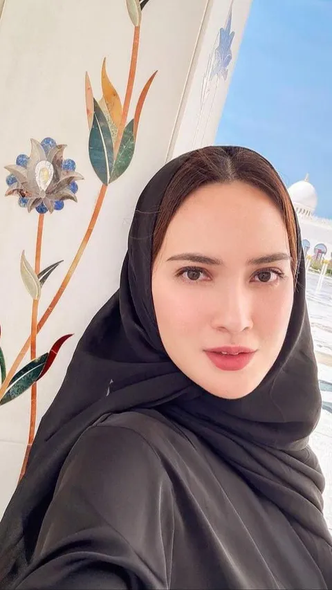 Potret Cantik Shandy Aulia Pakai Kerudung saat Liburan di Abu Dhabi, Netizen 