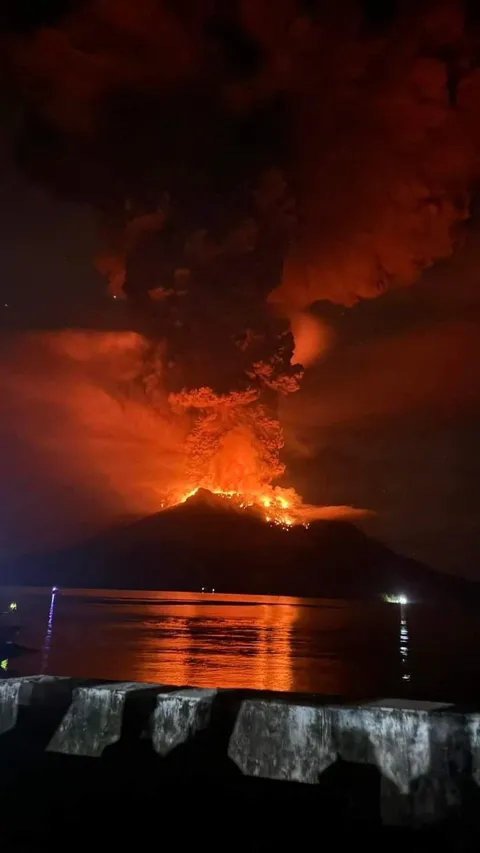 FOTO: Penampakan Erupsi Gunung Ruang Sulawesi Utara Setelah 22 Tahun Tertidur