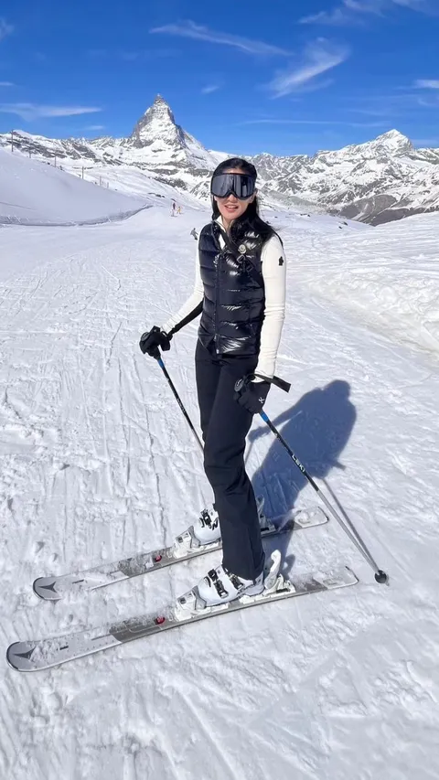 10 Potret Dian Sastro Liburan di Swiss Bersama Suami, Intip Aksinya Ternyata Jago Main Ski