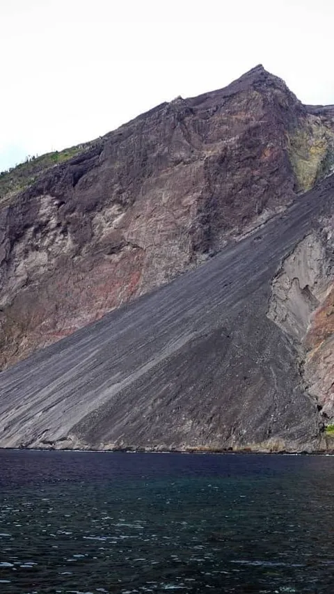 Meletus Setiap 20 Menit Sekali, Intip Fakta Menarik Gunung Api Laut Batutara di NTT