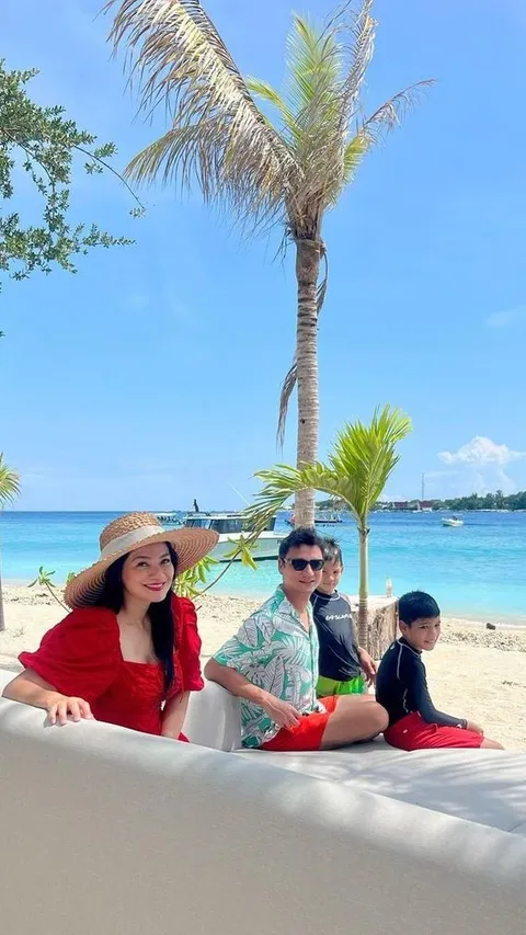Potret Titi Kamal dan Keluarga Nikmati Liburan di Gili Meno, Penampilan yang Tetap Sopan saat di Pantai Tuai Pujian