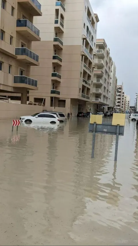 Banjir di Dubai, Miliarder Ini Rela Berdesakan Naik Kereta Saat Berangkat ke Kantor, Komentarnya Bikin Terenyuh