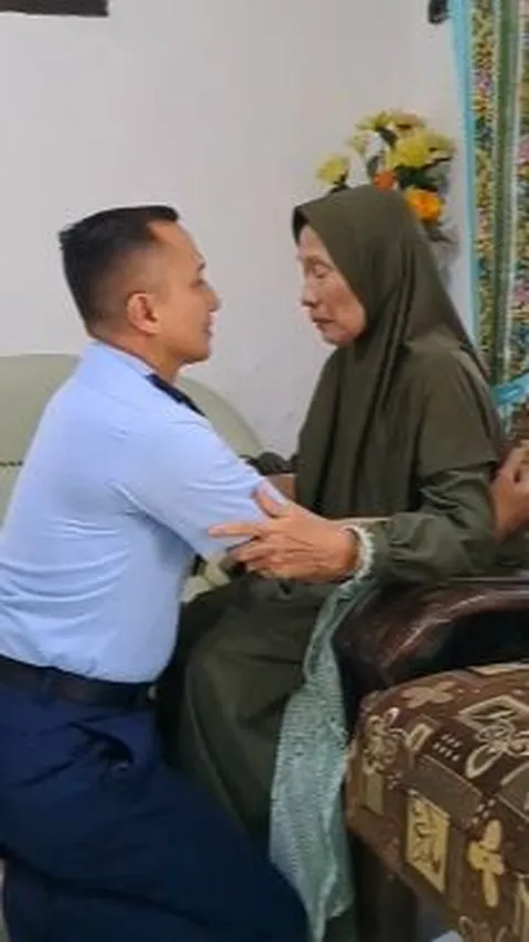 Sujud di kaki sang Ibu, Perwira TNI AU Ini Jadi Sorotan Naik Pangkat Menjadi Kolonel 