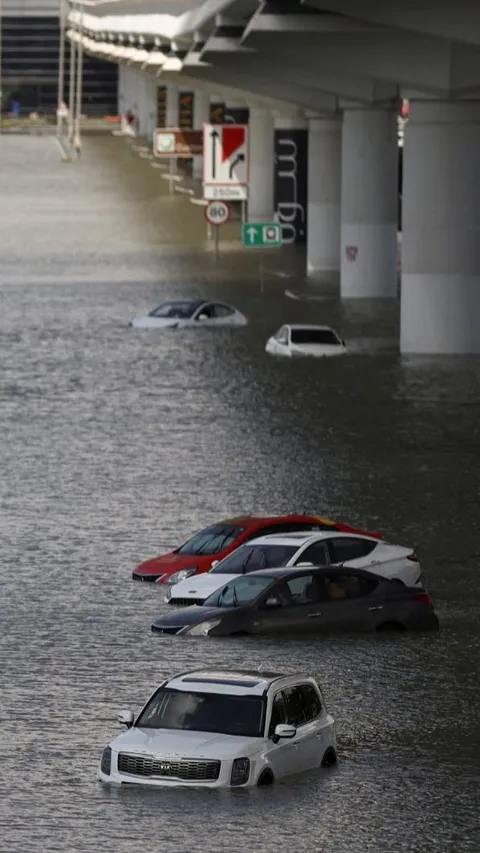 FOTO: Penampakan Mobil-Mobil Terendam Banjir Langka di Dubai Usai Hujan Paling Ekstrem dalam 75 Tahun