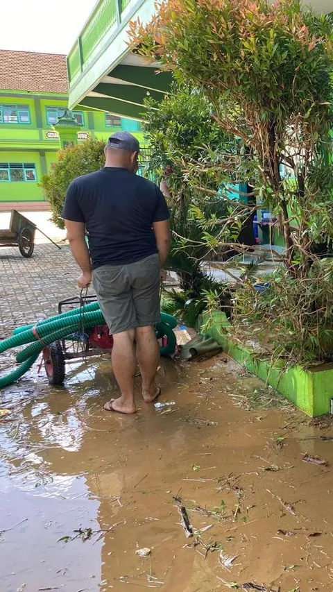 Kondisi Sekolah MAN di Desa Munjungan Trenggalek Usai Banjir Menerjang, Dipenuhi Lumpur Tebal